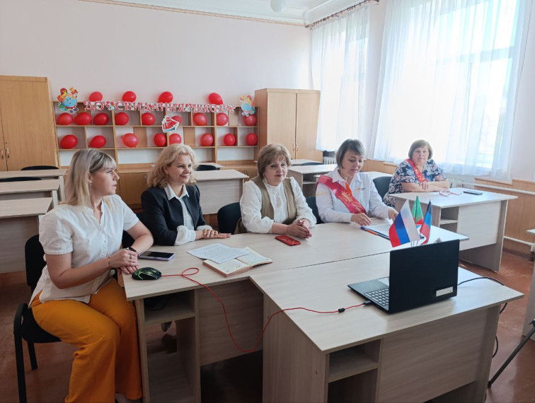 Праздник последнего звонка прошел в школах Горловки. Праздник последнего звонка прошел в школах Горловки.