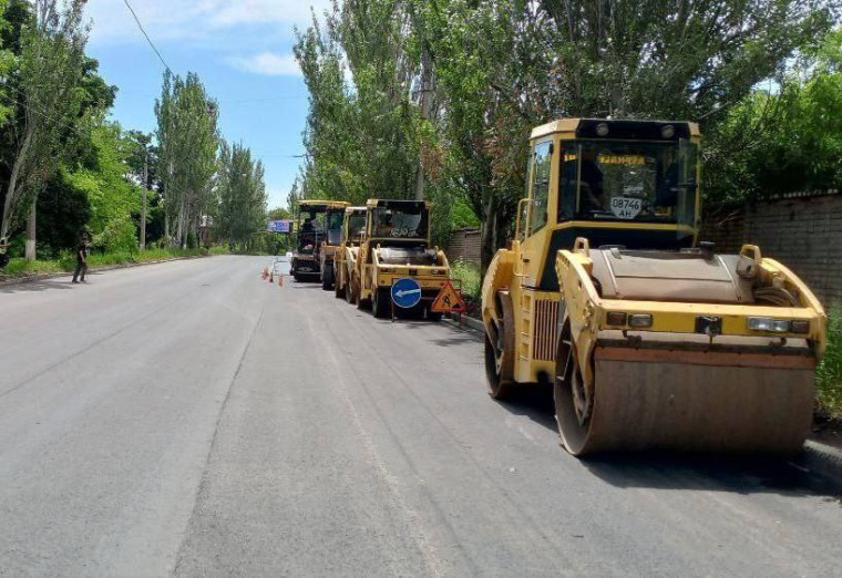 В Горловке восстанавливают дорожное покрытие . В Горловке восстанавливают дорожное покрытие .