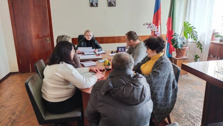 Личный прием граждан главой администрации Никитовского района г. Горловка Ириной Джеломановой. Личный прием граждан главой администрации Никитовского района г. Горловка Ириной Джеломановой.