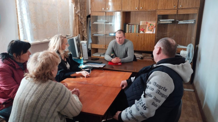Заместитель главы администрации Никитовского района г. Горловка провел встречу с трудовым коллективом участка №14 МУП «Управляющая Компания города Горловка». Заместитель главы администрации Никитовского района г. Горловка провел встречу с трудовым коллективом участка №14 МУП «Управляющая Компания города Горловка».